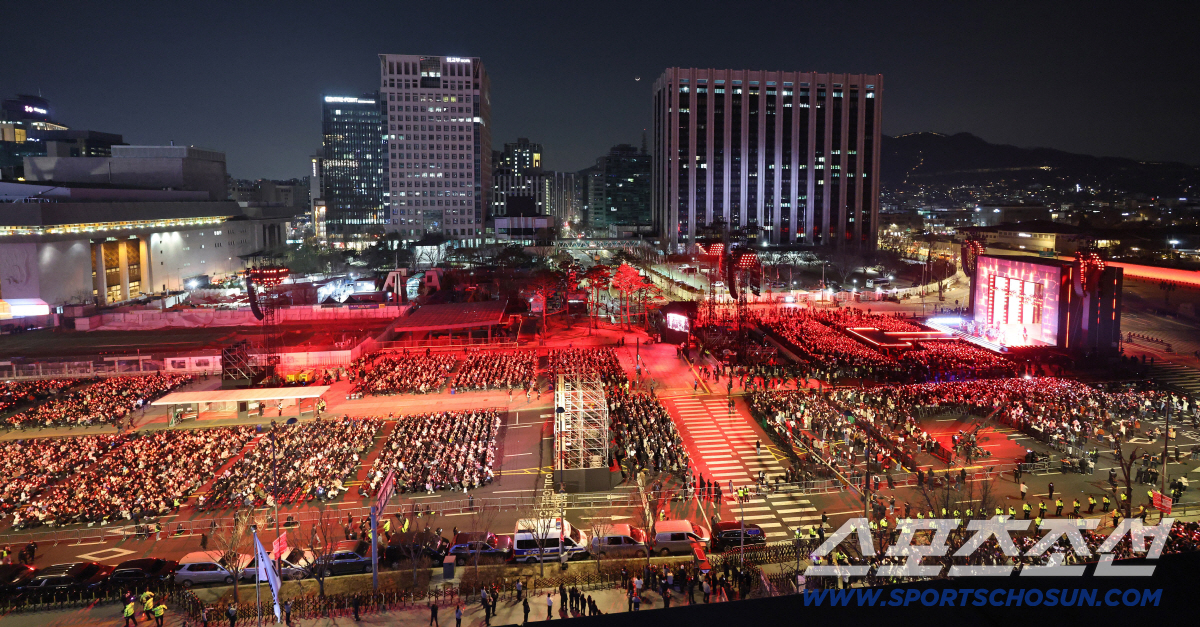 방탄소년단(BTS), 3년 5개월만의 컴백...광화문 휘감은 아미들의 함…