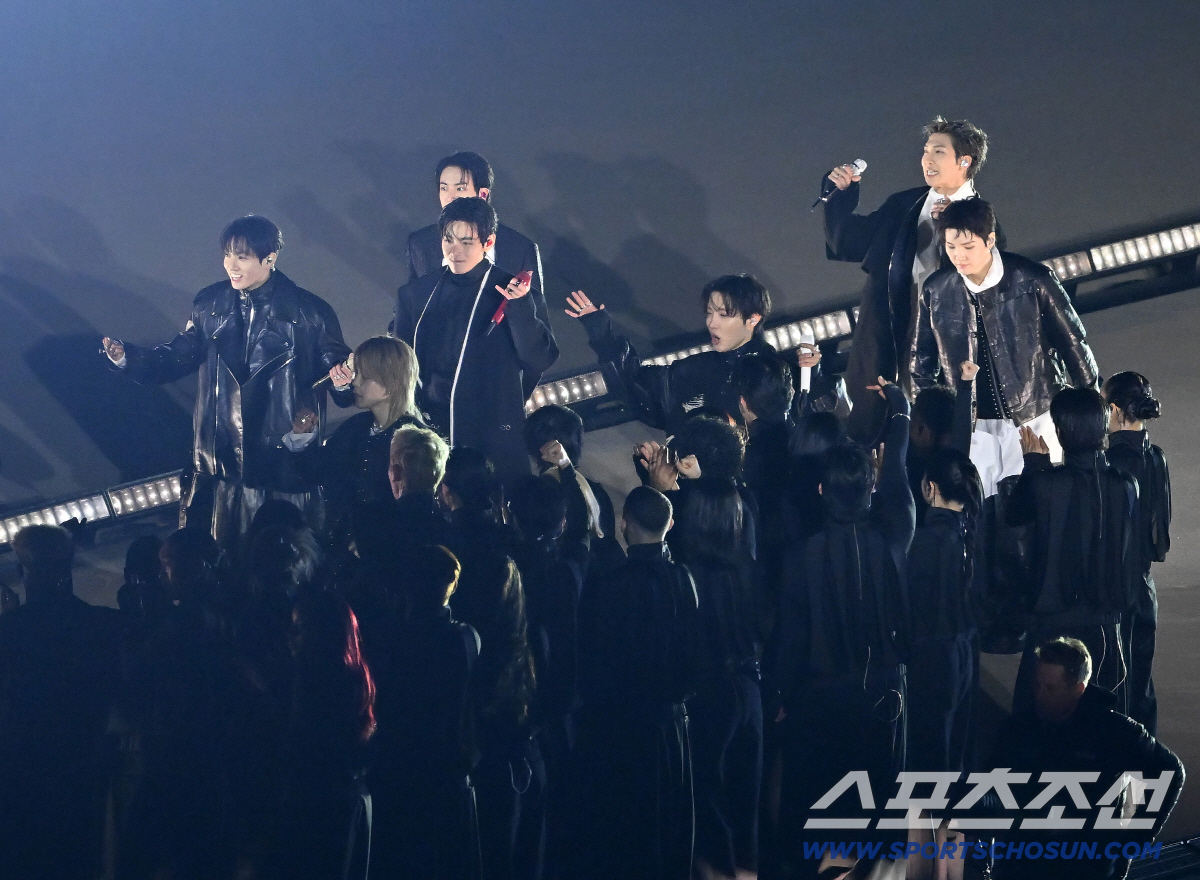 방탄소년단(BTS), 3년 5개월만의 컴백...광화문 휘감은 아미들의 함…