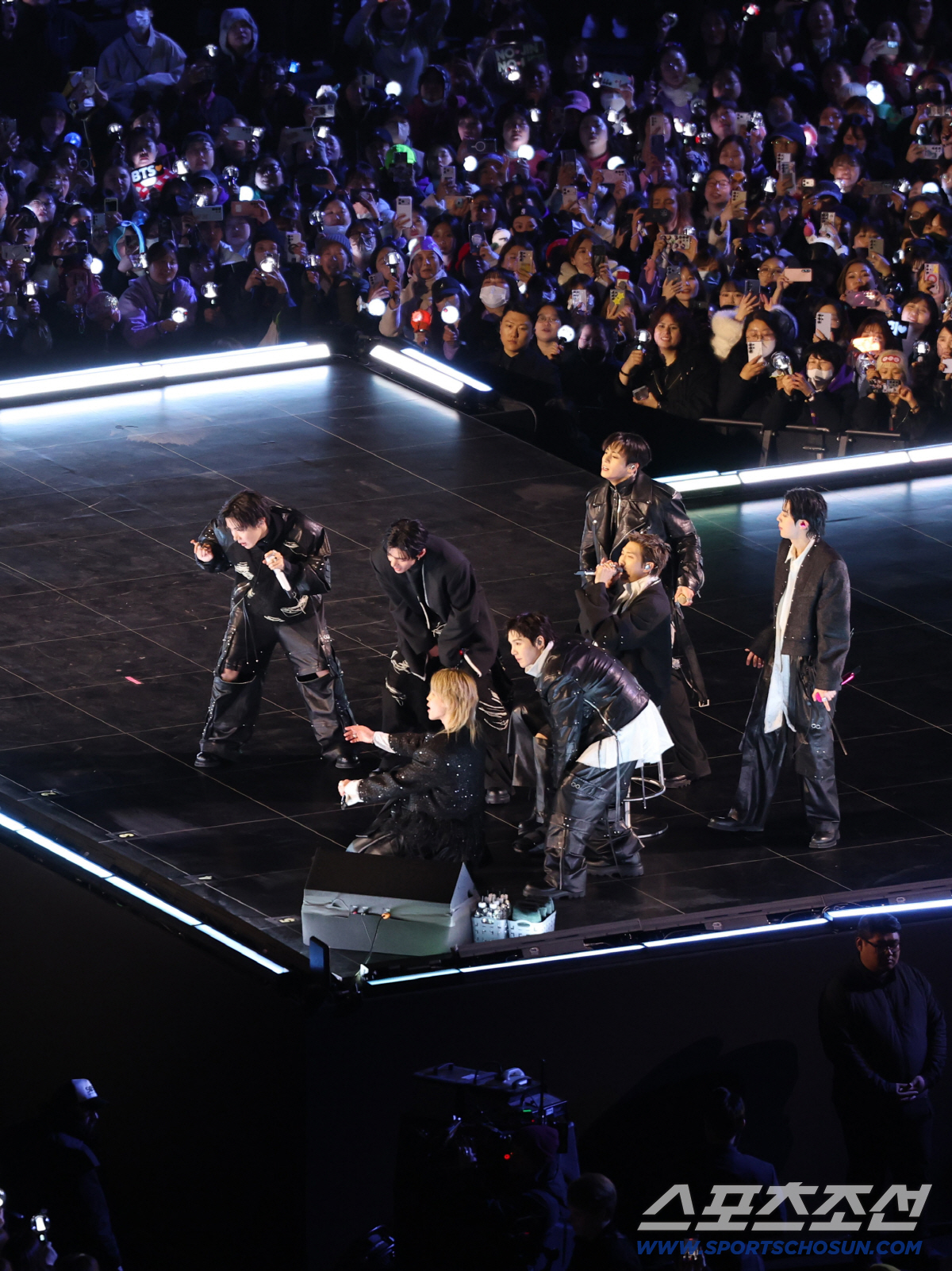 방탄소년단(BTS), 3년 5개월만의 컴백...광화문 휘감은 아미들의 함…