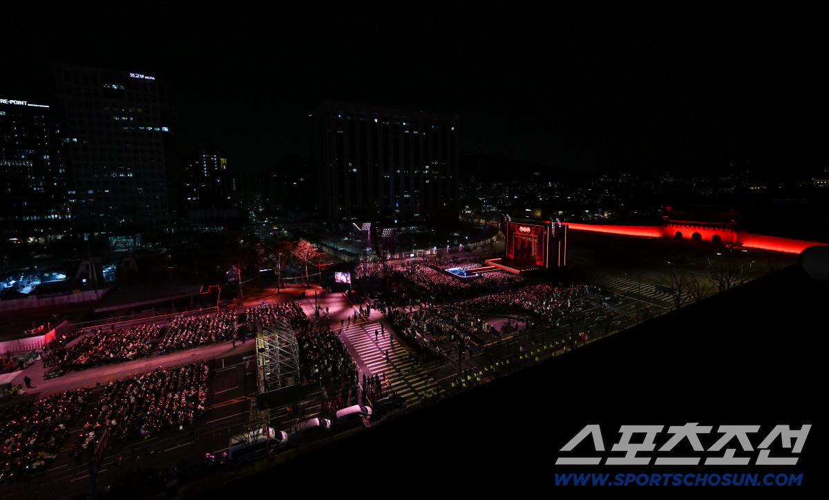 방탄소년단(BTS), 3년 5개월만의 컴백...광화문 휘감은 아미들의 함…