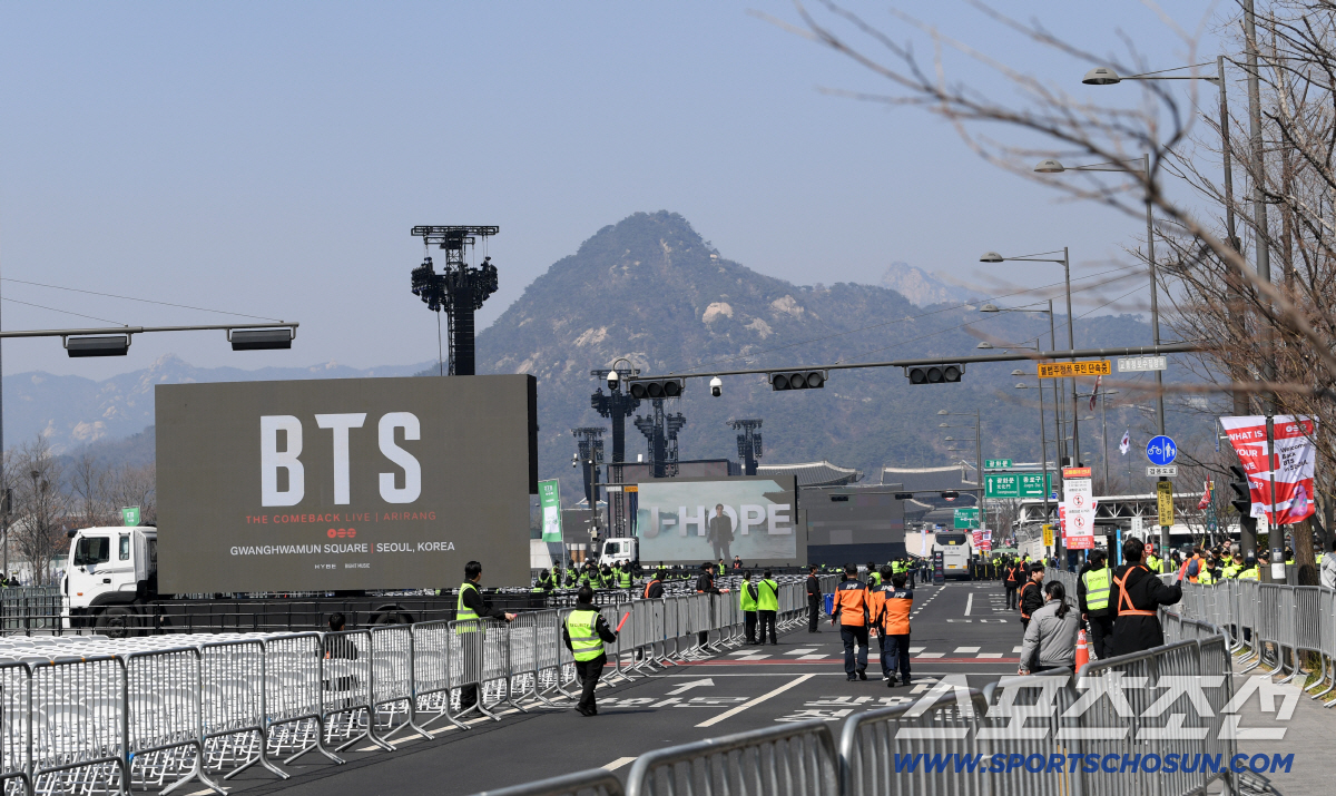BTS RM, 10만 모인 광화문 공연에 공식 사과 “불편 참아준 시민·…