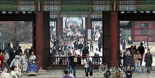 (서울=연합뉴스) 이진욱 기자 = 15일 서울 경복궁에서 외국인 관광객과 시민들이 기념촬영을 하고 있다, 오는 21일 BTS는 경복궁 근정문에서 출발해 흥례문, 광화문으로 이어지는 '왕의 길'을 걸어 나갈 예정이다. 2026.3.15 cityboy@yna.co.kr