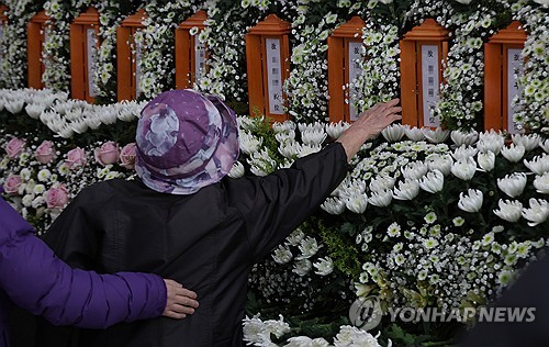 "내 새끼는 이미 갔는데"…대전 화재 합동분향소 `눈물바다`