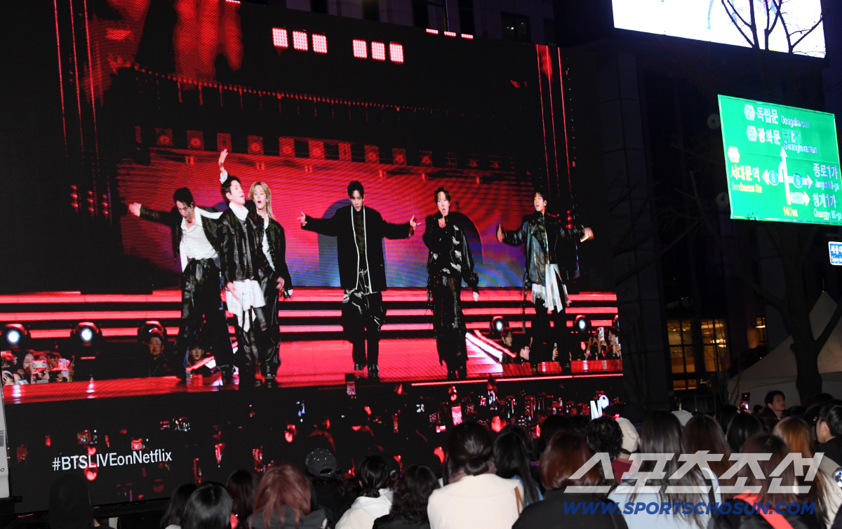 [SC현장]BTS '세기의 컴백', 왜 무사고였나…질서·통제가 만든 광화…