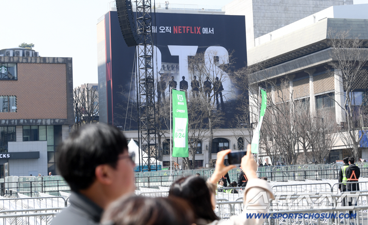 [SC현장]"티켓 없어도 왔다"…BTS 귀환에 보랏빛 광화문