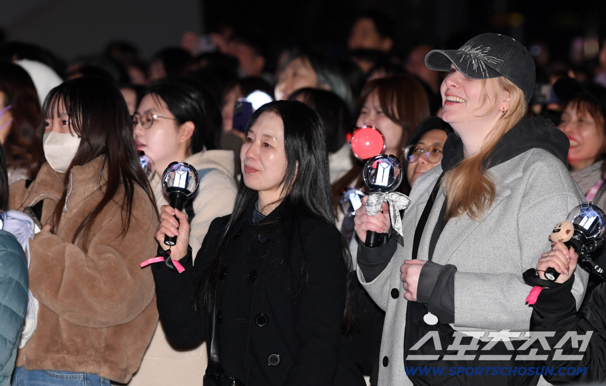 [SC현장]"티켓 없어도 왔다"…BTS 귀환에 보랏빛 광화문