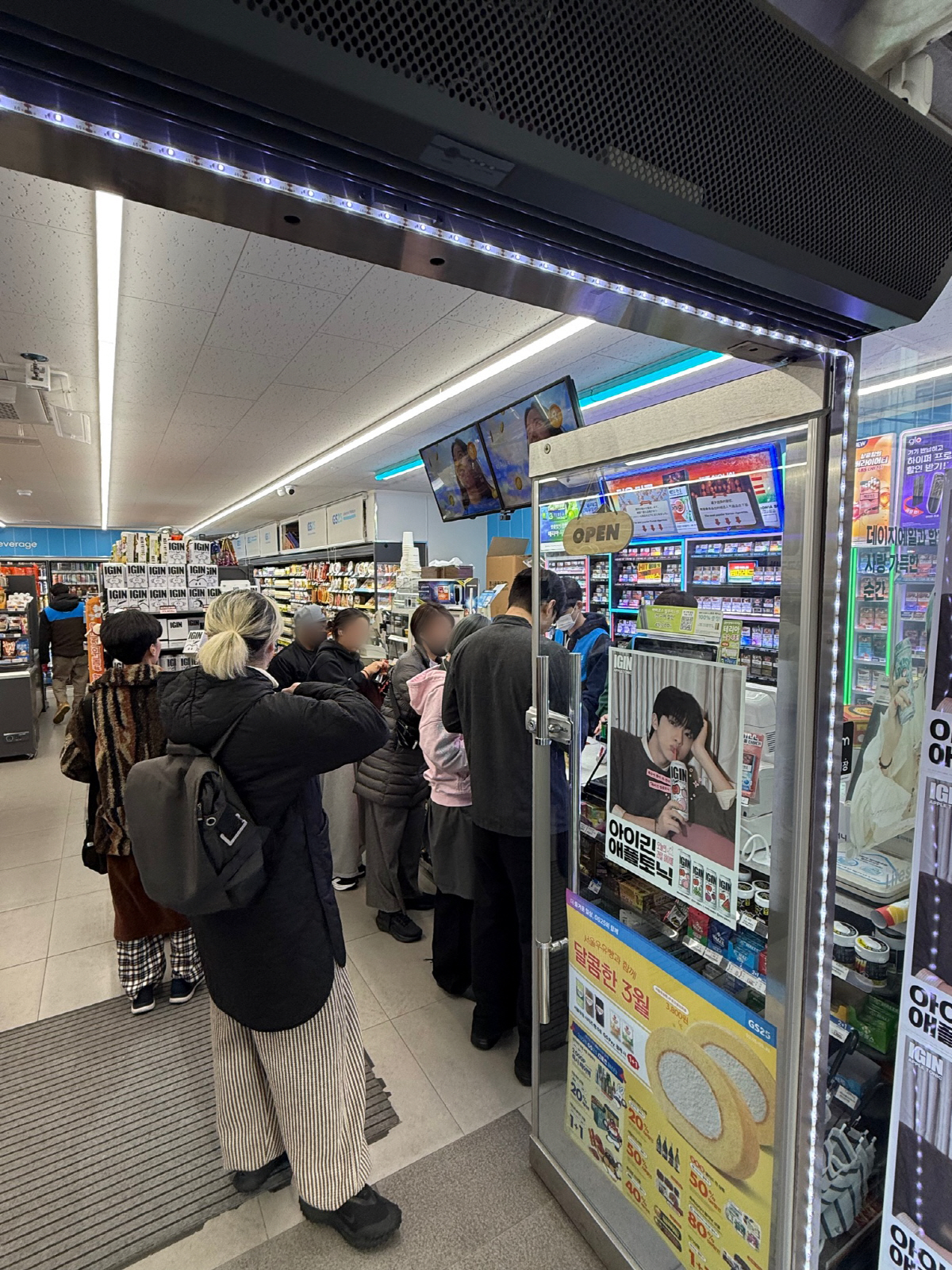 숫자로 증명된 'BTS노믹스'…광화문 인근 편의점 매출 치솟아