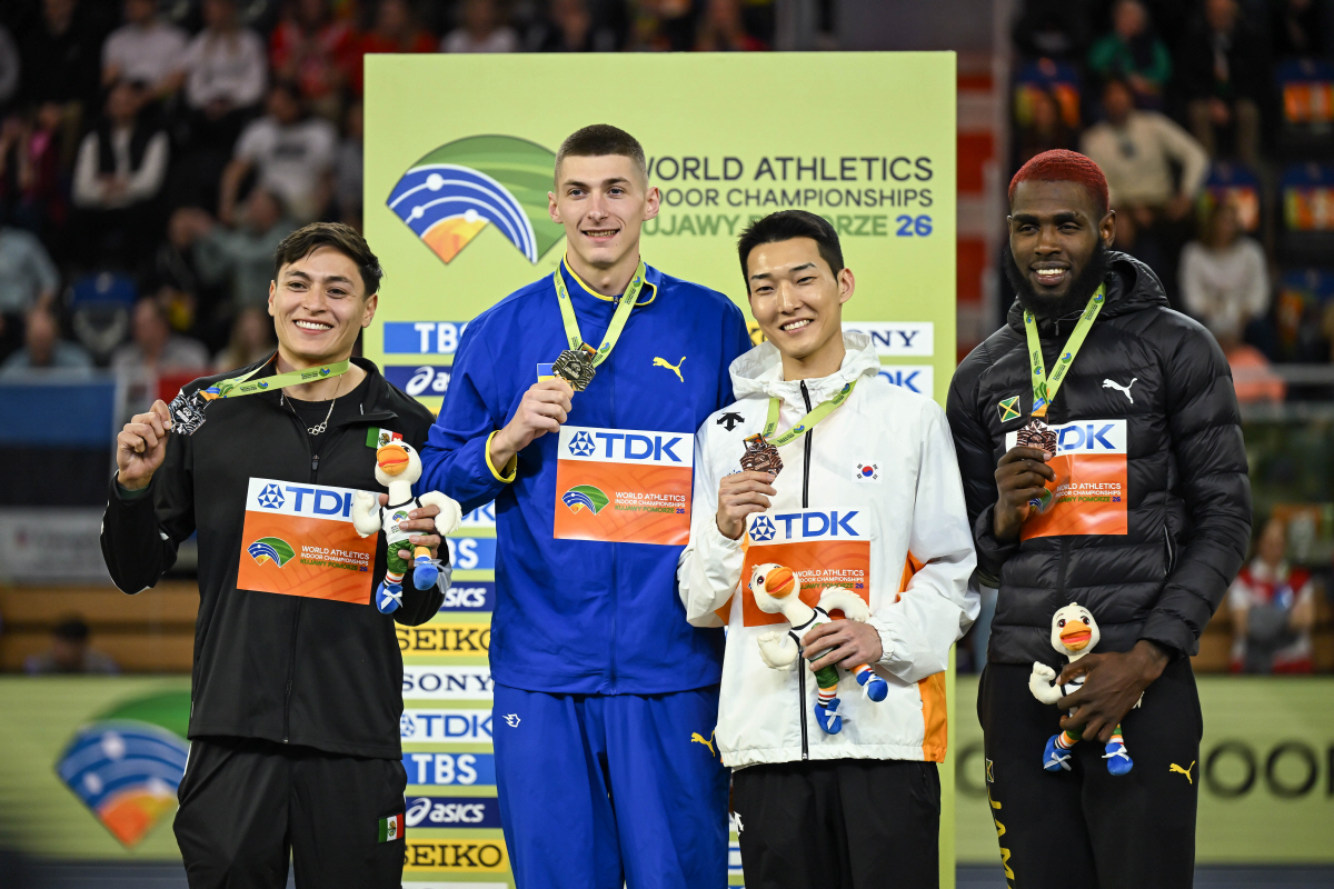 '스마일 점퍼' 우상혁, 2m26 뛰며 2026년 세계실내선수권 '동메달…