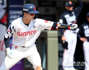 타율 0.435에 능수능란 팀 배팅, 롯데 스타 변신에 감독도 활짝 