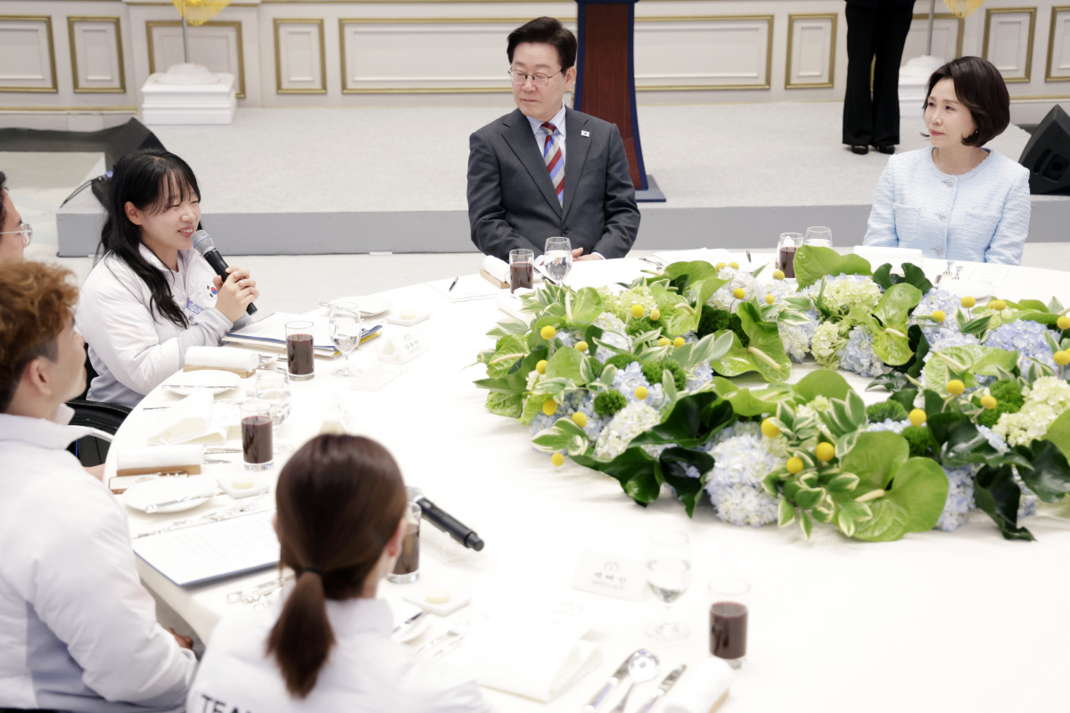 '청와대 간 스마일리 金윤지' 이재명 대통령,패럴림픽 국대 오찬 격려..…