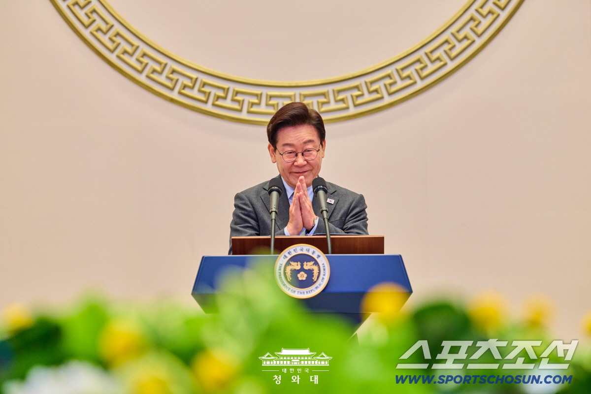 '청와대 간 스마일리 金윤지' 이재명 대통령,패럴림픽 국대 오찬 격려..…