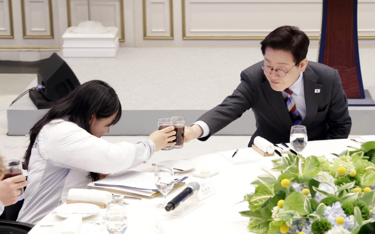 '청와대 간 스마일리 金윤지' 이재명 대통령,패럴림픽 국대 오찬 격려..…