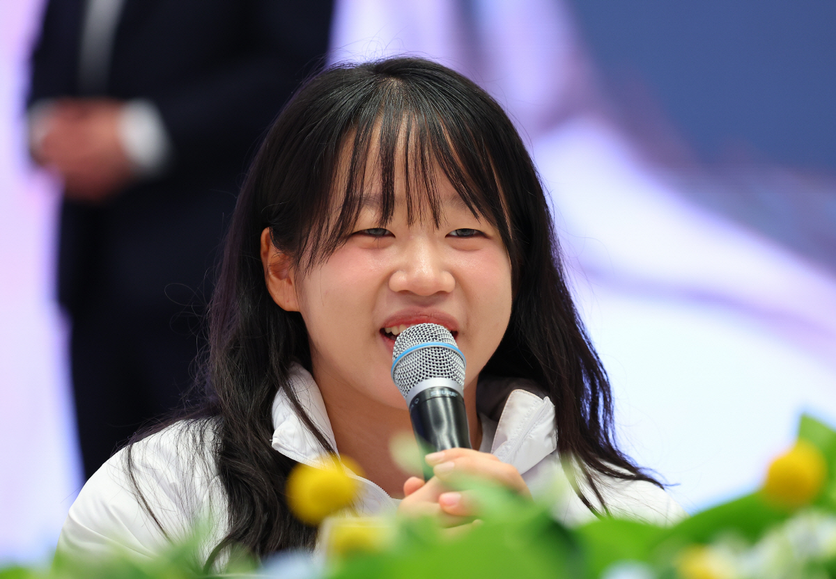 '청와대 간 스마일리 金윤지' 이재명 대통령,패럴림픽 국대 오찬 격려..…