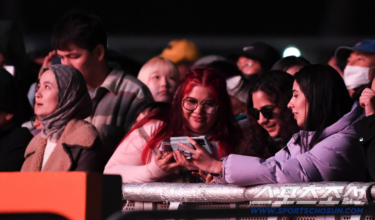 [종합]BTS 광화문 컴백, 무사고였지만…RM·하이브 나란히 사과