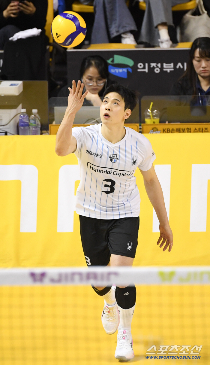 타팀 사령탑에 "살 빠졌네" 거침없는 농담, 41세 세터가 아직도 최고?…봄배구 전쟁, 새얼굴 대관식 가능할까