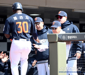 '한화 심장이 덜컹' 페라자 긴급 교체 요청 → 대주자 투입[부산 현장]
