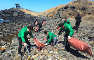 3월 22일 '세계 물의 날'…하이트진로, 제주 닭머르 해안서 환경정화활동 진행