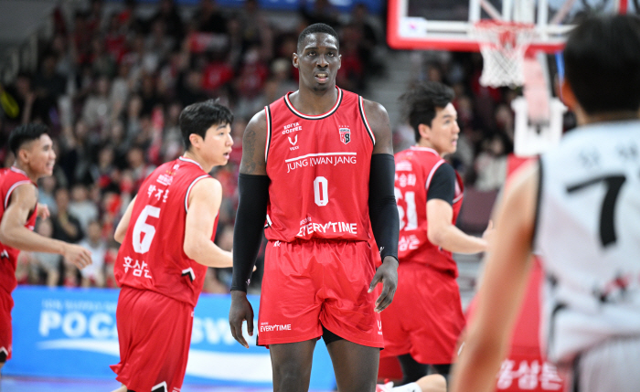 [KBL리뷰]'홍삼 고춧가루 맵네' 정관장, 6강희망 KT에 분패 안겼다…정관장, 선두 LG 2게임차 추격-KT, 6강과 2게임차 벌어져