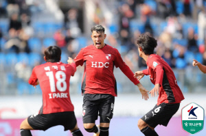 '4경기 무패' 무섭다, 부산! '수대수' 균열 일으키며 2위 점프...'정효볼' 수원은 창단 첫 개막 4연승 '선두'[K리그2 종합]