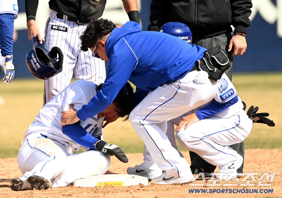 [속보]악! 이성규 이어 박진우도 타구부상 후송...파울타구 쇄골 강타 …