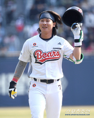 '3루 더그아웃이 아직 더 좋은데...' 친정 식구들 방문에 훈련도 제쳐두고 반갑게 인사를 나눈 박찬호[잠실현장]