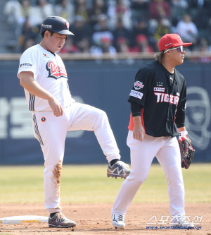 '두목곰' 양의지가 김선빈 엉덩이 걷어찬 사연은? 비디오판독 없었다면 볼 수 없었던 명장면 [잠실현장]