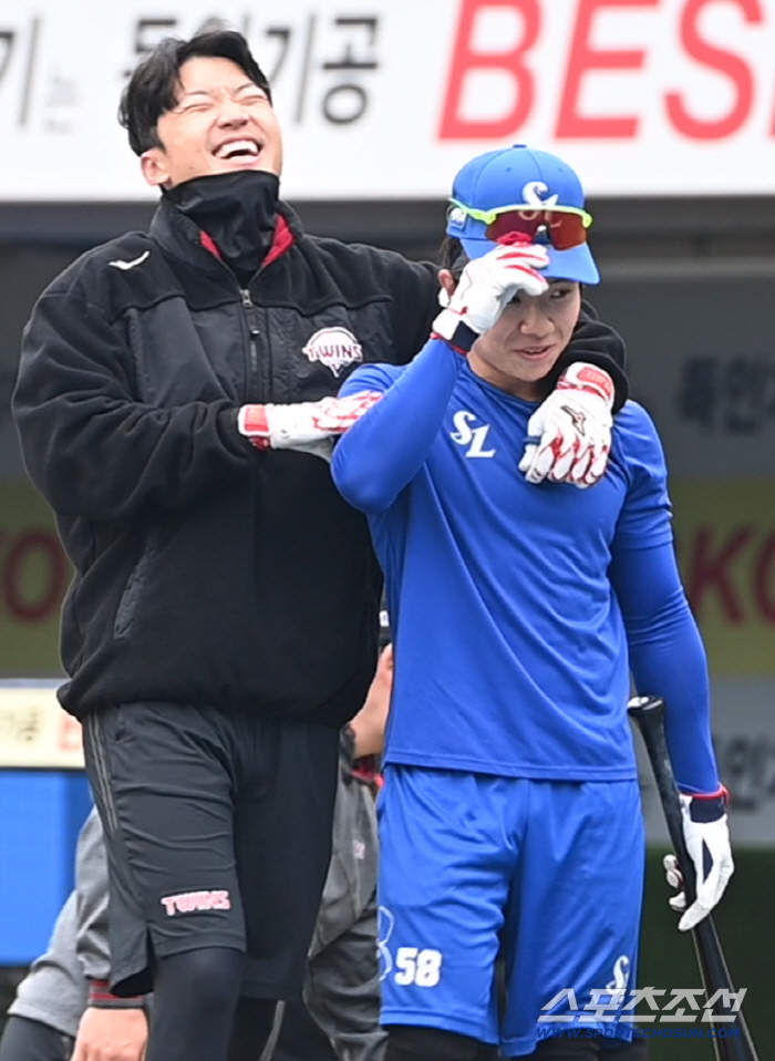 박해민 품에 쏙 들어간 김지찬, 안아주니 웃겨주네...라팍에서 훈훈케미 …