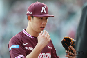 단돈 1억 투자로 데려온 '만년 2군' 투수가 7억, 5억 신인 후배들 밀어낸다고?