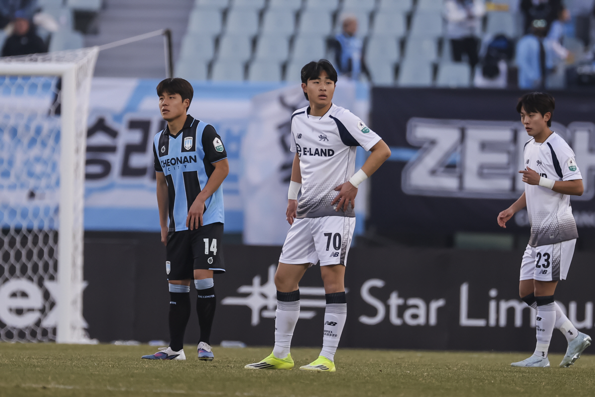 'K리그2 최연소 출전' 기록 세운 '아들' 안주완의 데뷔전을 벤치에서 …