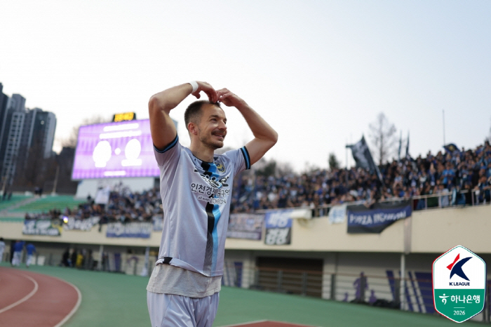 "선수들 손톱 좀 깎고 경기해 줘!"...'안양전 결승골' 무고사, 붕대…