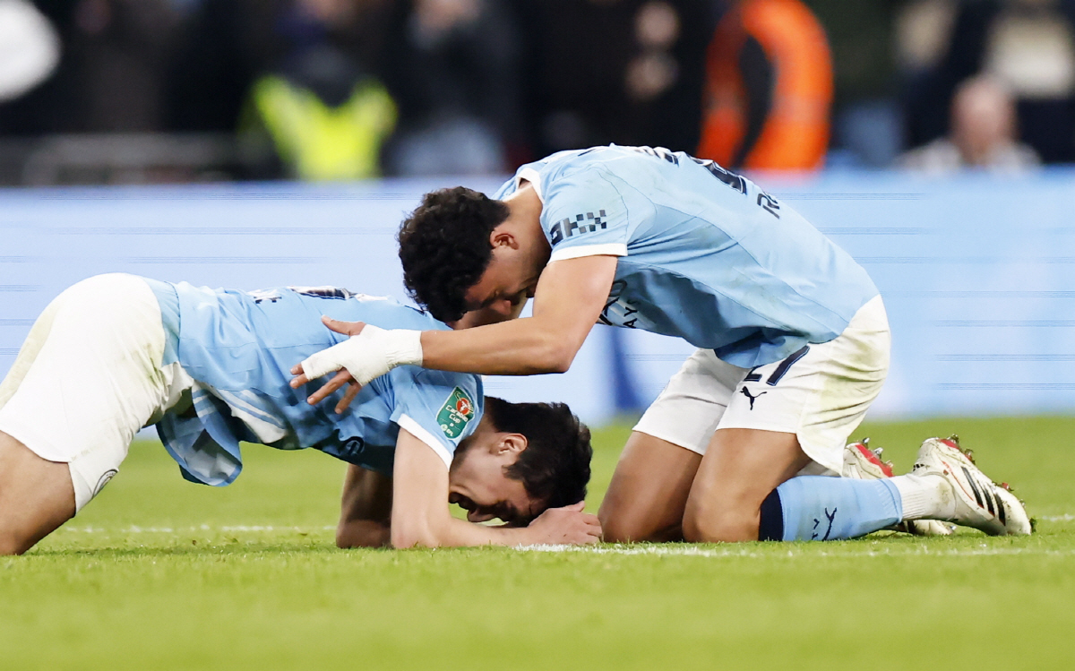 "손흥민, 이강인도 당했다" 맨시티의 우즈벡 DF, 카라바오컵 우승 후 …