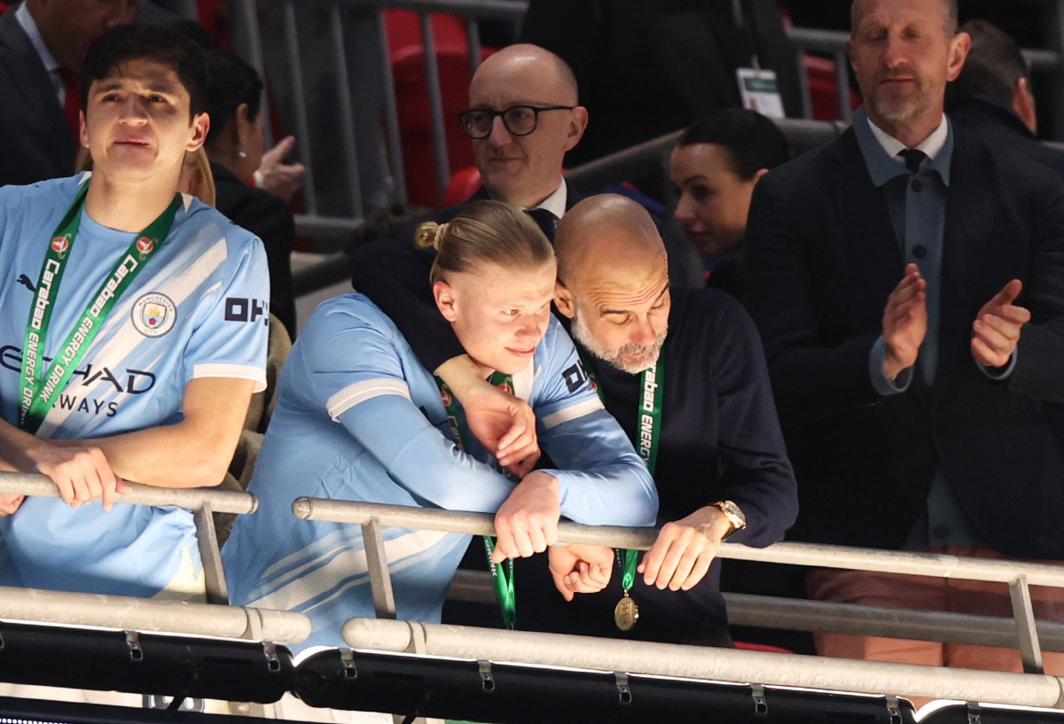 "손흥민, 이강인도 당했다" 맨시티의 우즈벡 DF, 카라바오컵 우승 후 …