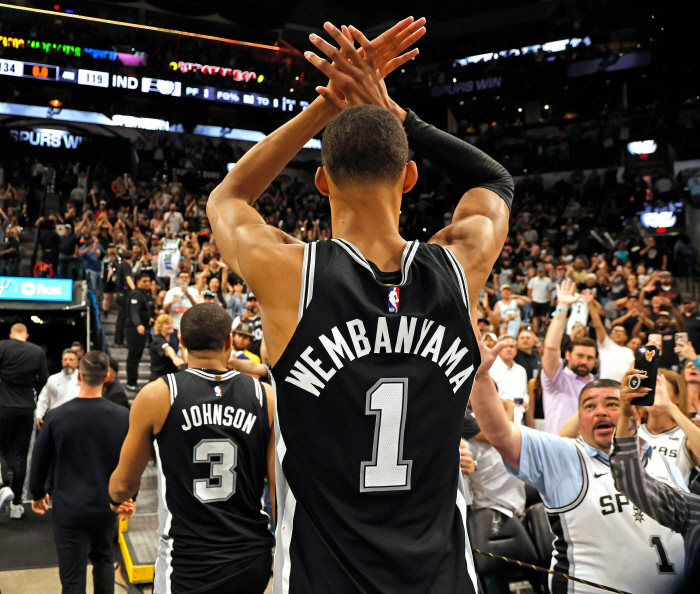 "NBA 역사상 최고의 공수 겸장" NBA 명장의 단언, 그리고 극찬 "NBA 게임에서 웸반야마 같은 선수는 없었다. 공수 영향력 역대 최강"