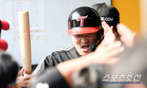 잠실 안쓰니 터진 '미친' 장타력. 홈런 1위라니... 유망주들이 치니 더 좋네