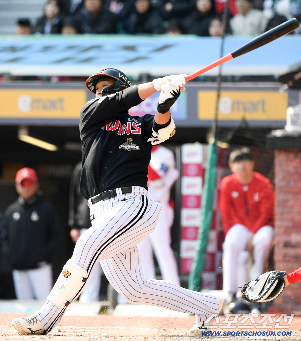 잠실 안쓰니 터진 '미친' 장타력. 홈런 1위라니... 유망주들이 치니 …