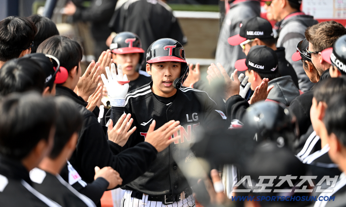 잠실 안쓰니 터진 '미친' 장타력. 홈런 1위라니... 유망주들이 치니 …