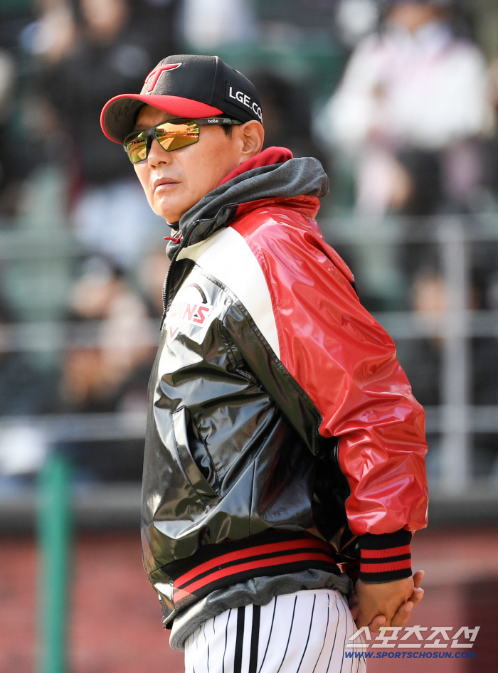 어색한 투구폼 뭐지? '사구→폭투→볼넷→안타→밀어내기' 0이닝 4실점! 또 무너진 홀드왕…"내가 너무 급했다" 염갈량 탄식[잠실포커스]