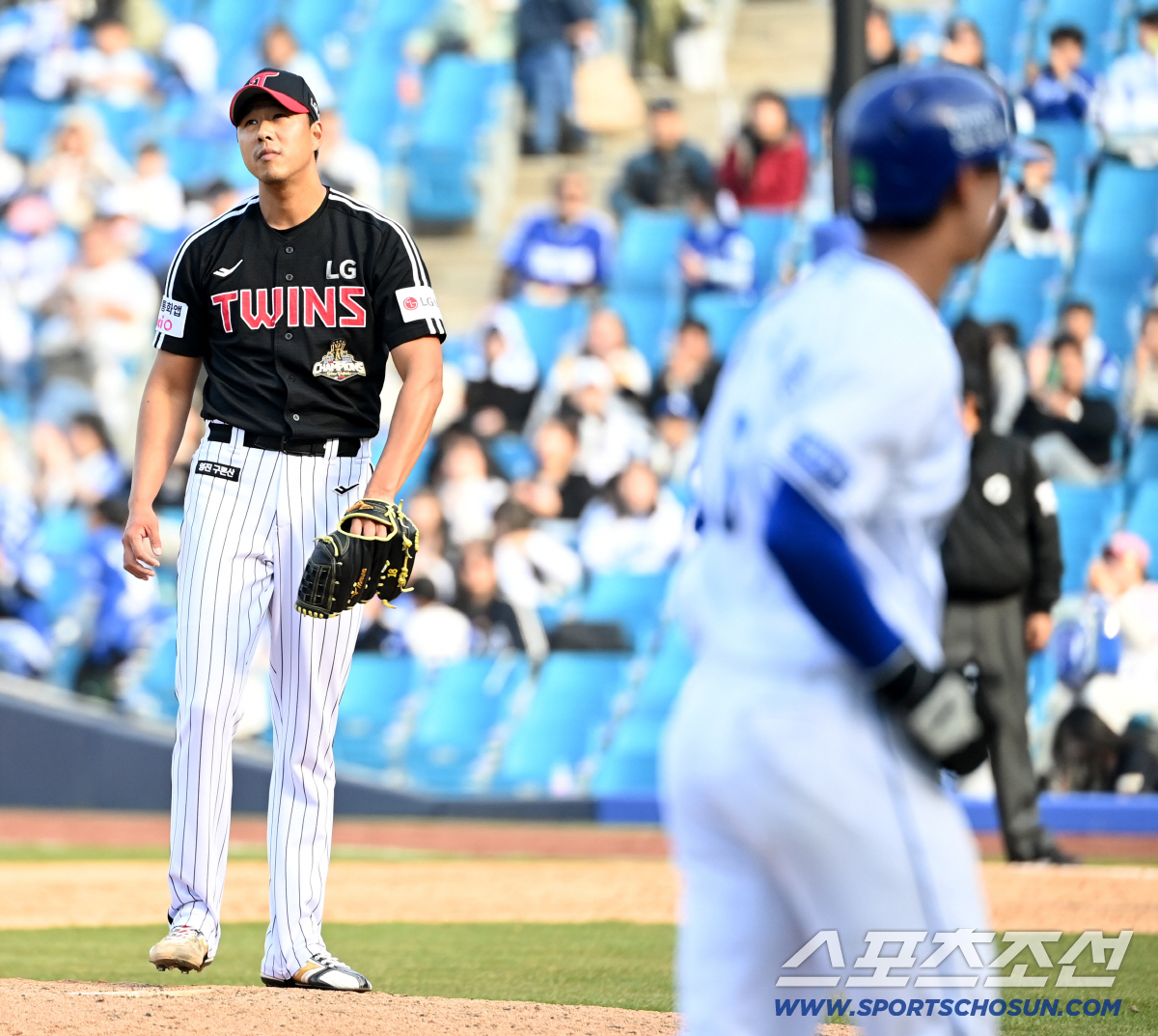 어색한 투구폼 뭐지? '사구→폭투→볼넷→안타→밀어내기' 0이닝 4실점! …