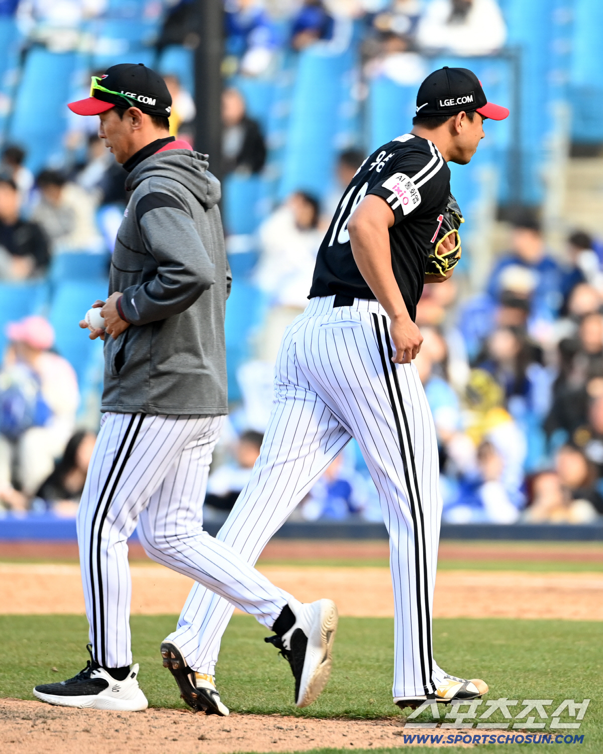 어색한 투구폼 뭐지? '사구→폭투→볼넷→안타→밀어내기' 0이닝 4실점! …