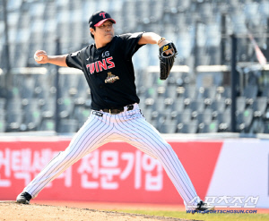 강습 타구에 어깨 직격! 하필 던지는 팔에… LG 김진성, 아웃 하나 못잡고 교체 → 41세 노장인데 괜찮을까 [잠실체크]