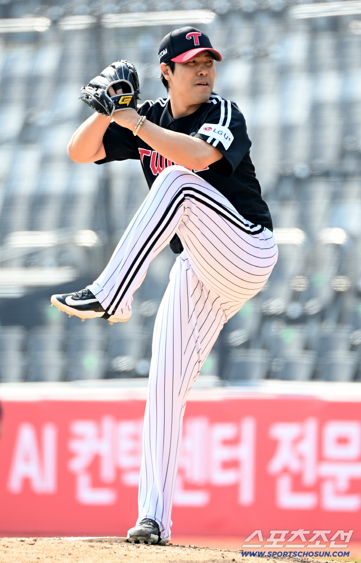 강습 타구에 어깨 직격! 하필 던지는 팔에… LG 김진성, 아웃 하나 못…