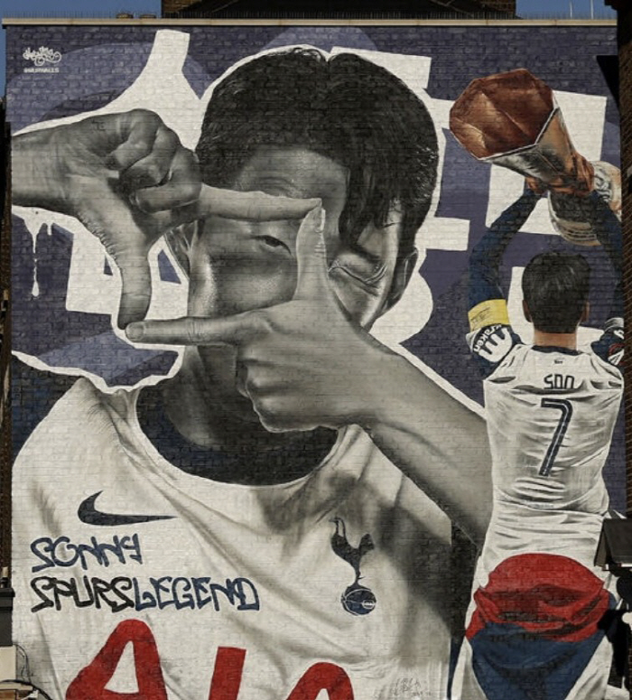 손흥민 벽화 앞에서 폭발! 