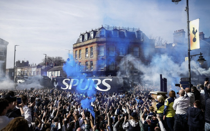 손흥민 벽화 앞에서 폭발! "강등 퍼레이드인가" 조롱까지...런던 거리 …