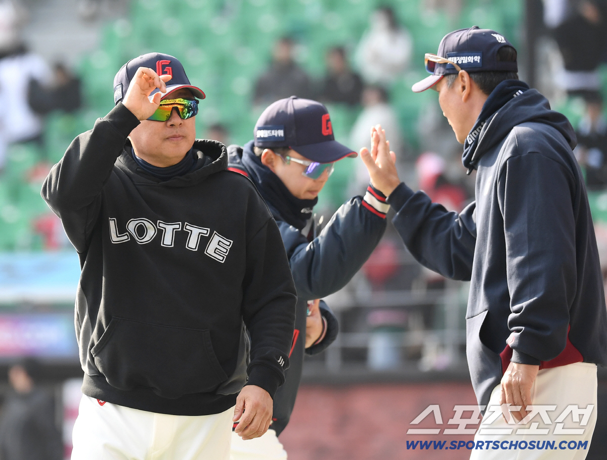 쿄야마 영점 잡고, 신윤후 홈런까지...살벌한 '봄의 롯데' 과학이냐, …