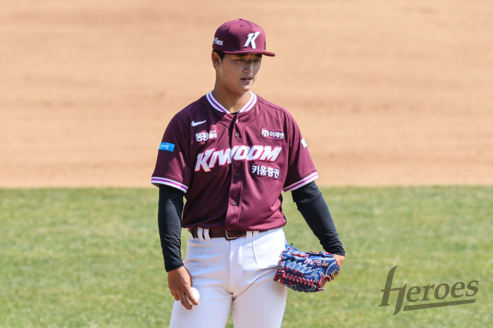 '전체1픽' 박준현 4실점 난타 → 7회에만 16점 났다! 빅이닝 주고받은 잠실 불꽃놀이…'안치홍 4타점' 꼴찌 키움, '챔피언' LG 잡았다 