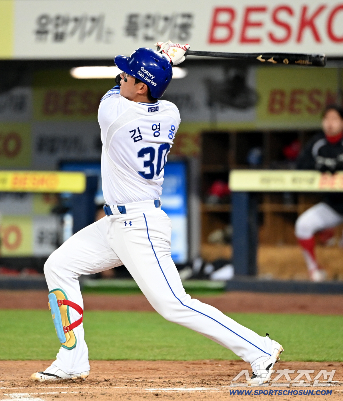 영웅이 깨어났다, 이승엽 앞에 떨어졌다...양현종 상대 연타석 홈런