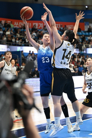 최하위 신한은행, 정규리그 우승 앞둔 KB스타즈에 '찬물 확!', 1위 아직 모른다