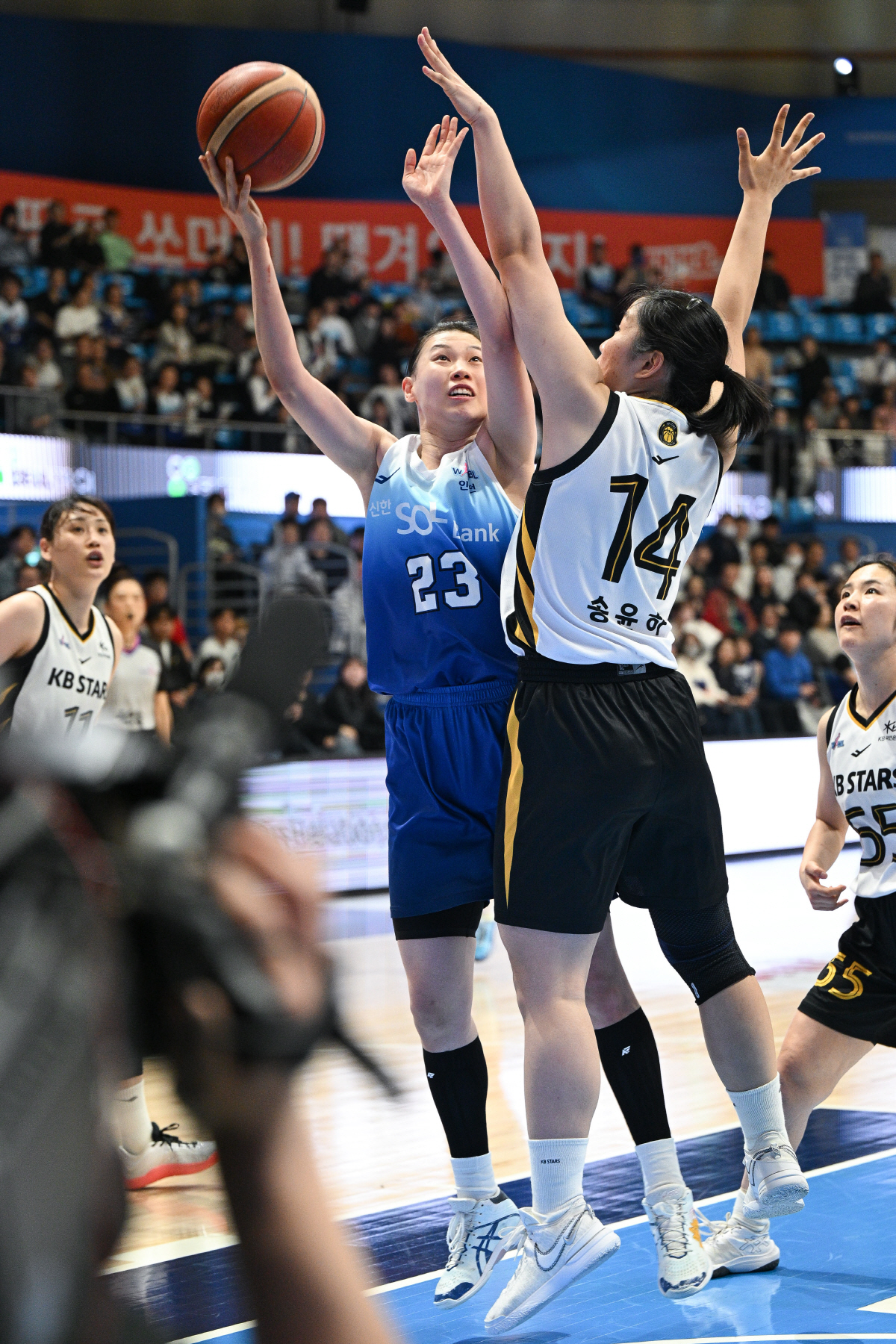 최하위 신한은행, 정규리그 우승 앞둔 KB스타즈에 '찬물 확!', 1위 …