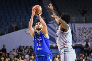 [현장리뷰] '꼴찌의 투혼' 삼성, 칸터-이관희 앞세워 현대모비스에 76-73 역전승