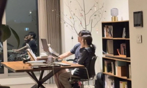 [SCin스타] 31년차 부부의 여유…신애라·차인표 노래 영상에 동료 연예인들 축하 쇄도